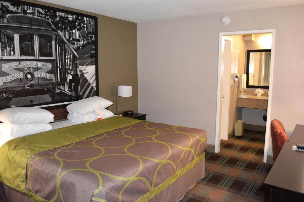 Super 8 by Wyndham Salinas