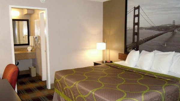 Super 8 by Wyndham Salinas image 8