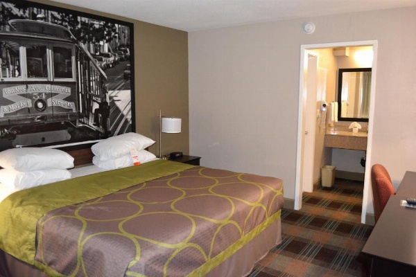 Super 8 by Wyndham Salinas image 9